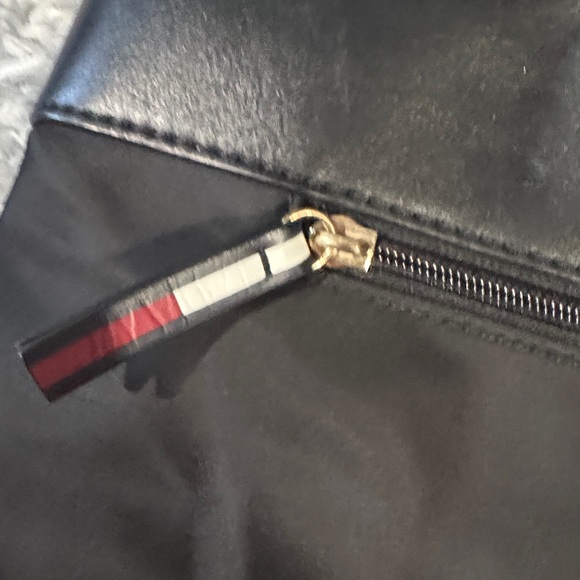 Tommy Hilfiger Elegant Black Tote - Picture 4 of 8